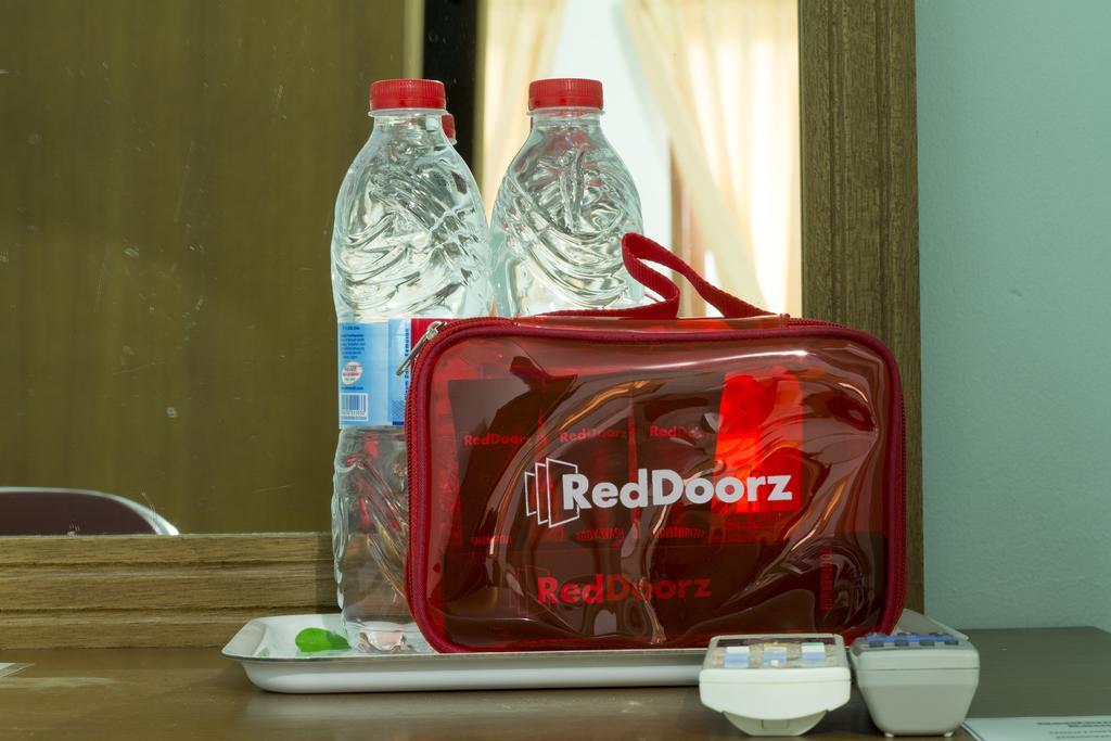 Hotel Reddoorz Near Cilandak Town Square à Jakarta Extérieur photo