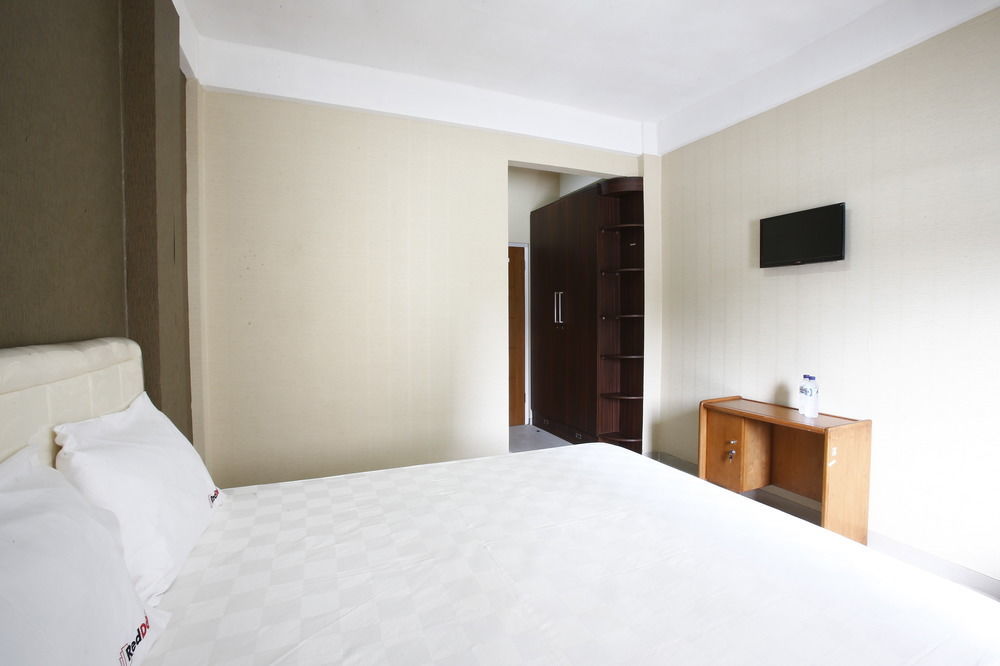 Hotel Reddoorz Near Cilandak Town Square à Jakarta Extérieur photo